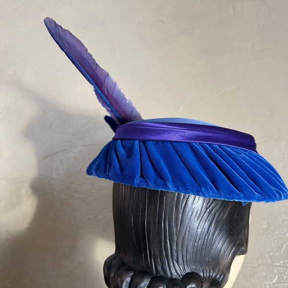 CHIC 1950's ROYAL BLUE VELVET & PURPLE SATIN DRAPED PANCAKE HAT WITH FEATHER - Picture 6 of 11
